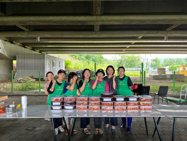 5-2. 영덕2동 여름김치 나눔활동.jpg