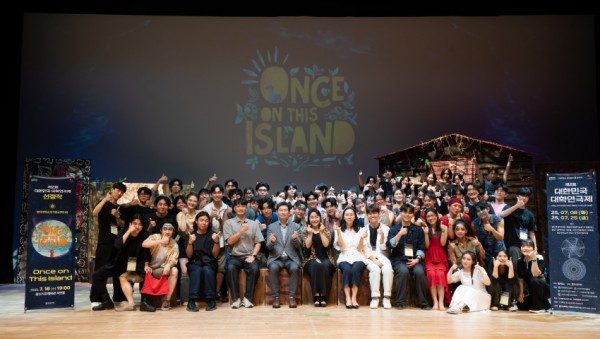 8. 이상일 용인특례시장은 대학연극제 경연 첫날인 16일 용인문예회관 처인홀에서 진행된 명지대학교팀의 ‘Once on This Island’ 공연을 관람했다.jpg