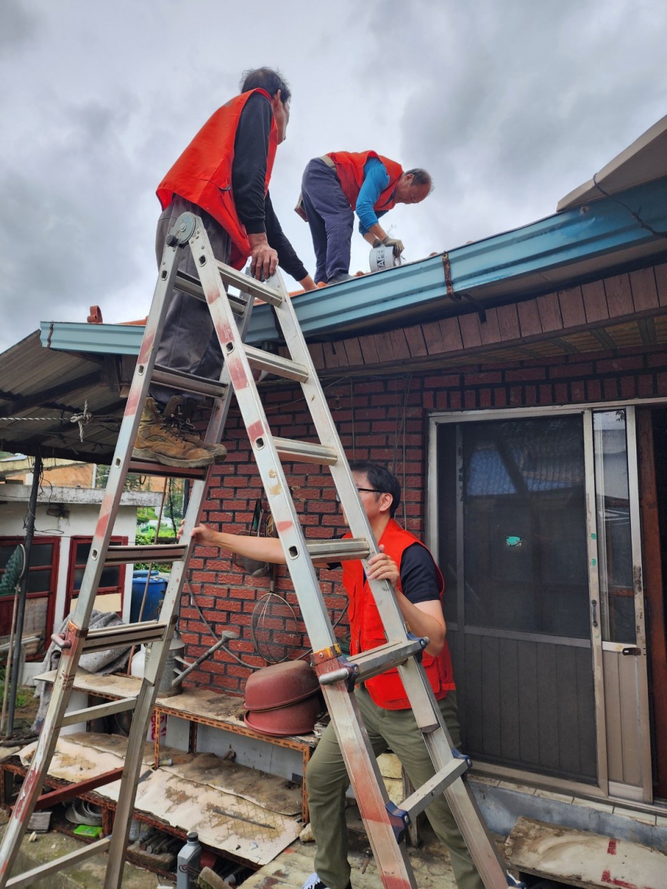 (이동읍) 이동읍지역사회보장협의체가 홀몸 어르신의 주거환경 개선을 지원했다..jpg