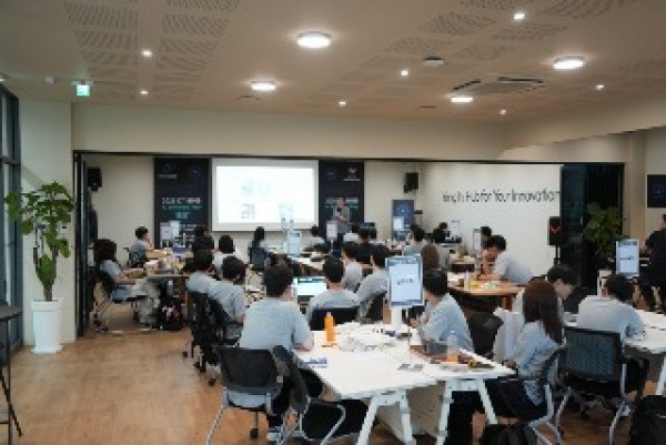 (사진자료1) 해커톤 참가자들이 AI를 활용한 문제해결 방법 교육을 듣고 있다.JPG