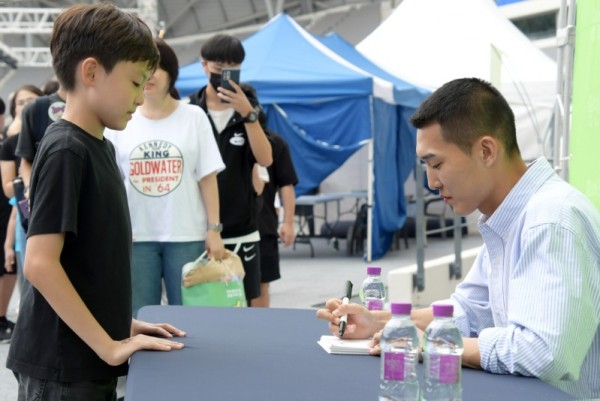1-2. 지난해 용인미르스타디움에서 열린 2024 용인시민 페스타에서 팬사인회를 진행한 남자 높이뛰기 우상혁 선수.jpg