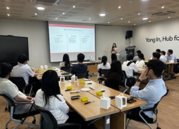 (사진) 진흥원 임직원들이 