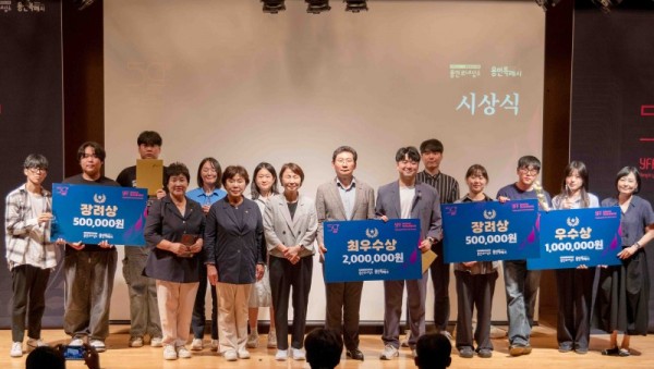 9-1. 22일 용인문화재단 이벤트홀에서 이상일 시장과 영화제 참석자들이 기념 사진을 촬영하고 있다.jpg