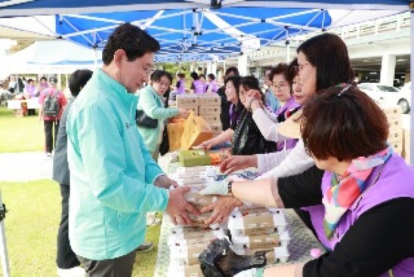 11-1. 이상일 용인특례시장은 23일 2025년 작은나눔 큰사랑 일일찻집 &amp; 바자회에 참석했다.jpg