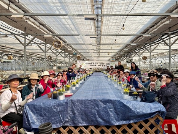 3.. 수지구는 15일 홀로어르신 대상 반려식물 나눔 행사를 열었다.jpg