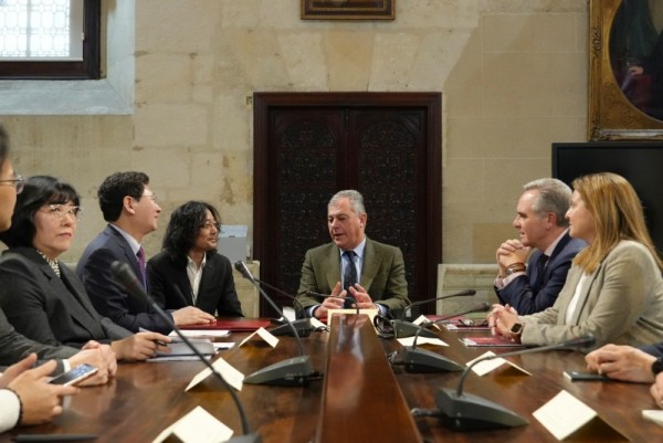 6-3. 이상일 용인특례시장이 지난해 2월 22일 스페인 세비야 시청을 방문해 호세 루이스 산즈 시장과 우호교류의향서를 교환한 뒤 시 관계자들과 교류 협력 방안을 논의하는 모습 (1).JPG