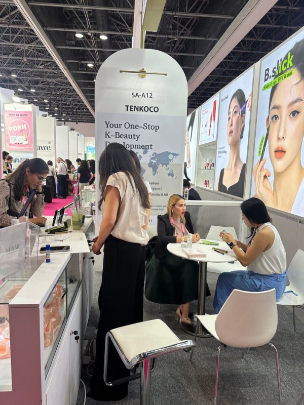 1-2. 두바이 미용전에 참여한 기업 텐코코 부스 모습.jpg