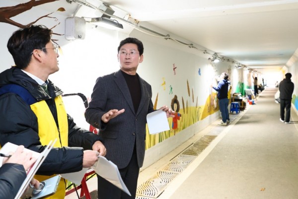 10-2. 이상일 용인특례시장은 2일 동백호수공원 벽화그리기 현장을 찾아 봉사자들을 격려했다 .jpg