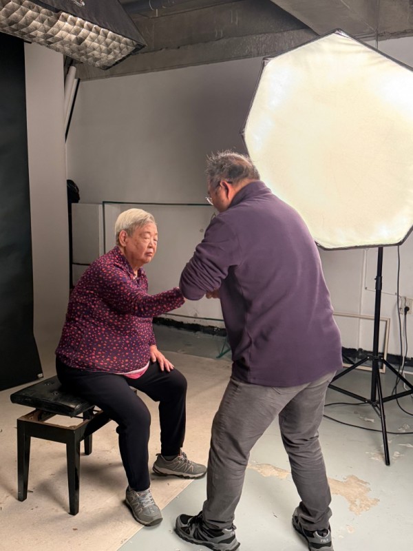 10-1. 용인특례시 동부동이 지역내 어르신의 아름다운 날을 기억할 수 있도록 사진을 촬영하는 소통형 복지 프로그램을 진행했다..jpeg