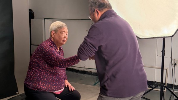 10-1. 용인특례시 동부동이 지역내 어르신의 아름다운 날을 기억할 수 있도록 사진을 촬영하는 소통형 복지 프로그램을 진행했다..jpeg