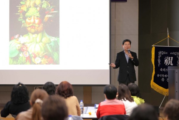 6-1. 이상일 용인특례시장은 4일 경기도여성단체협의회 용인시지회 회원을 대상으로 특강을 진행했다.jpg