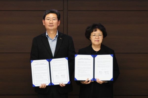 7-3. 이상일 용인특례시장(왼쪽)과 김은경 용인세브란스 병원장(오른쪽)이 자율주행자동차 시범사업 추진을 위한 업무협약서에 서명했다..jpg