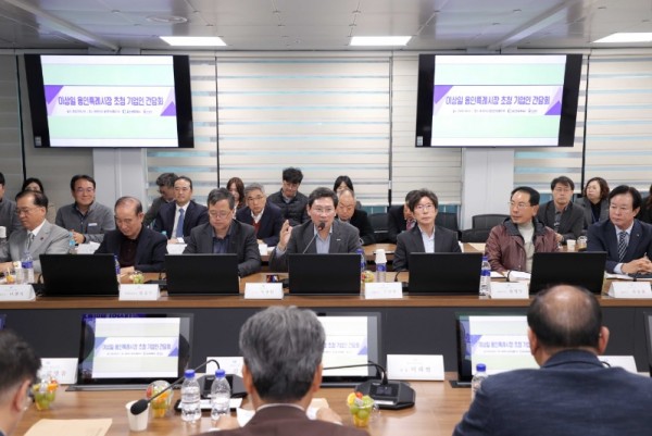 7-1. 이상일 용인특례시장이 5일 용인상공회의소 회원사 관계자들과 간담회를 했다..JPG