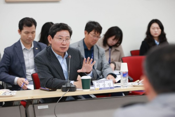 13-2. 이상일 용인특례시장이 6일 용인동부경찰서에서 열린 안전문화살롱에 참석해 현안과 관련해 발언하고 있다..jpg