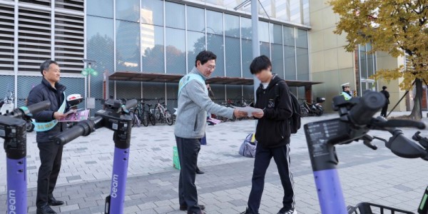 7-2. 이상일 용인특례시장이 14일 성복역 일대에서 ‘공유 모빌리티 안전문화 확산 캠페인’을 펼치며 시민의 참여를 독려하고 있다..JPG