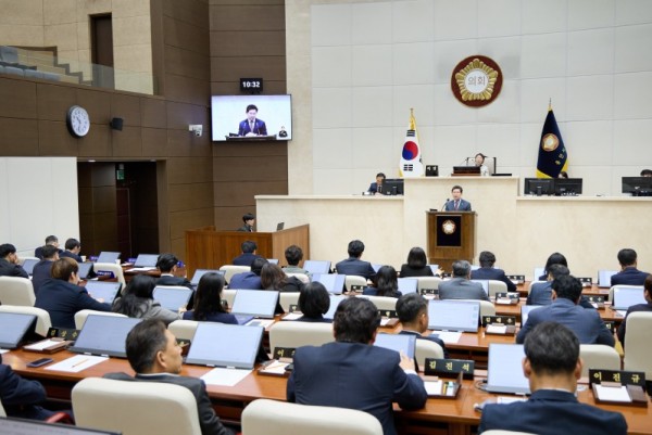 9-3. 이상일 용인특례시장이 14일 용인특례시의회 제297회 본회의에서 시정연설을 통해 2026년 시정운영 방향을 제시했다..jpg