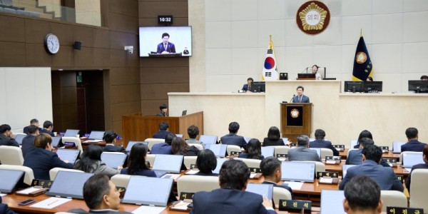 9-3. 이상일 용인특례시장이 14일 용인특례시의회 제297회 본회의에서 시정연설을 통해 2026년 시정운영 방향을 제시했다..jpg