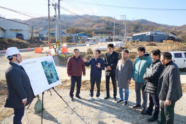 20251117 용인특례시의회 도시건설위원회, 행정사무감사 현지 확인(1)용인도시계획도로 (모현)소1-26호선 개설공사 현장.jpg