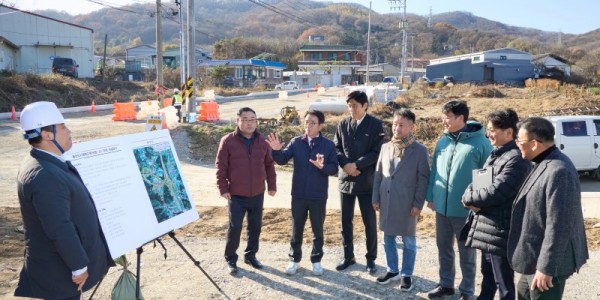 20251117 용인특례시의회 도시건설위원회, 행정사무감사 현지 확인(1)용인도시계획도로 (모현)소1-26호선 개설공사 현장.jpg