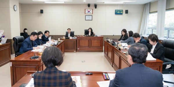 사진1. 용인특례시의회 경제환경위원회(위원장 신현녀)는 17일 경제환경위원회 소관 경제산업국과 농림축산국 소속 부서를 대상으로 행정사무감사를 했다..jpg