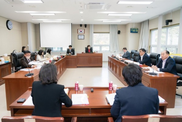 사진1. 용인특례시의회 문화복지위원회(위원장 김상수)는 17일 문화복지위원회 소관 교육청소년과, 평생교육과, 청년정책과, 여성가족과에 대한 행정사무감사를 했다..jpg