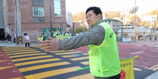 7-1. 19일 교동초 앞에서 이상일 시장이 교통지도 봉사를 하고 있다.JPG