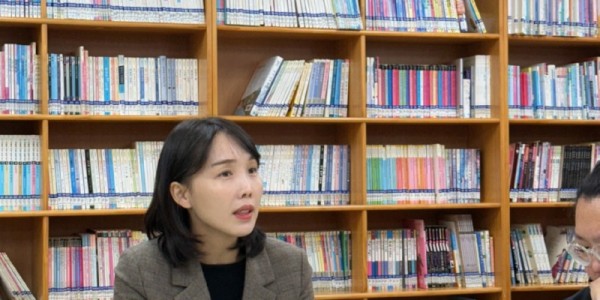 251119 이인애 의원, 고양동 작은도서관 방문...운영의 어려움 청취.jpg