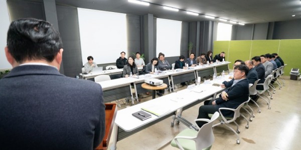 사진2. 용인시의회 경제환경위원회는 19일 2025년도 행정사무감사 현지확인의 일환으로 주요 시설 및 사업 현장을 방문해 추진 상황을 점검했다.(용인시농업기술센터(아열대온실  스마트테스트베드).jpg