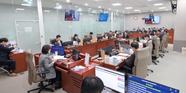 251121 교육행정위원회, 경기도교육청 2025년 제2회 추경예산안 및 2026년도 본예산안 심사 개시 (1).jpg