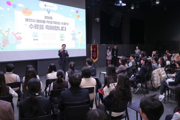 1-1. 이상일 용인특례시장이 22일 용인미디어센터에서 열린 2025년 꿈이룸 학생기자단 수료식에서 인사말을 하고 있다..JPG