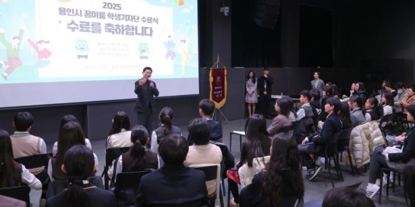 1-1. 이상일 용인특례시장이 22일 용인미디어센터에서 열린 2025년 꿈이룸 학생기자단 수료식에서 인사말을 하고 있다..JPG