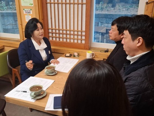 251124 정윤경 부의장, 경기도 복지예산 축소 논란에 군포시사회복지사협의회와 장애인주간이용시설 지원 논의1.jpg