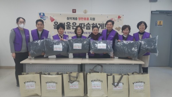 (보라동)보라동지역사회보장협의체가 취약계층을 위한 제철 과일과 방한용품을 전달했다..jpg