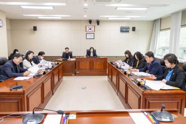 사진1. 용인특례시의회 경제환경위원회는 25일 2025년도 제297회 제2차 정례회 기간 중 실시한 행정사무감사에 대한 강평을 했다..jpg