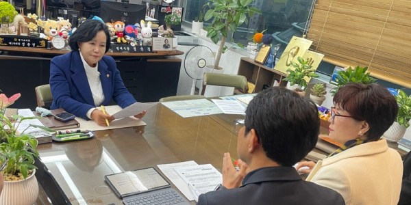 251126 정윤경 부의장, 군포 관내 중학교 학급수 감소 교사 감소로 이어져 학습권 침해 우려, 교육청과 긴급 간담회 열어 (1).jpg