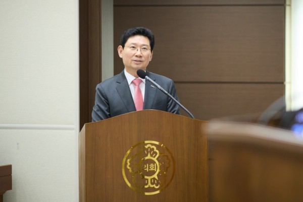 3. 26일 용인특례시의회에서 이상일 시장이 시정질문에 답변하고 있다.jpg