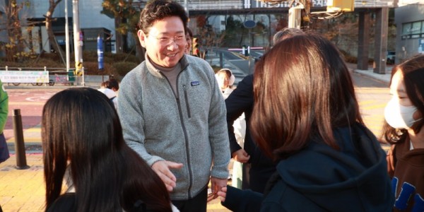 5-1. 이상일 용인특례시장은 28일 상현초 교통지도 봉사에 참여해 통학로 안전을 점검했다.jpg