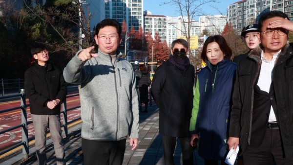 5-3. 이상일 용인특례시장은 28일 상현초 교통지도 봉사에 참여해 통학로 안전을 점검했다.jpg