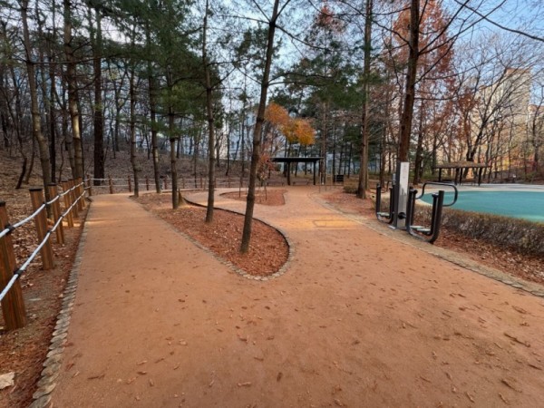 4. 새롭게 단장한 용인특례시 기흥구 보정동에 있는 큰솔근린공원 맨발길.jpg