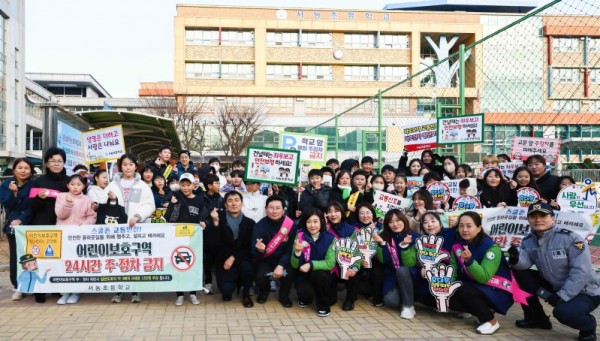 7-1. 이상일 용인특례시장이 2일 기흥구 서농초 정문 횡단보도에서 교통지도 봉사활동을 마친 뒤 관계자들과 기념사진 촬영을 하고 있다..jpg