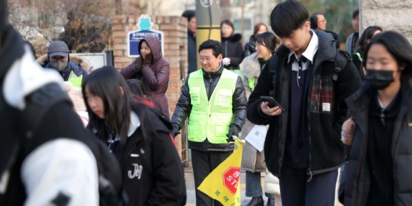 10-1. 이상일 용인특례시장은 3일 대현초를 방문해 교통지도 봉사를 진행했다.JPG