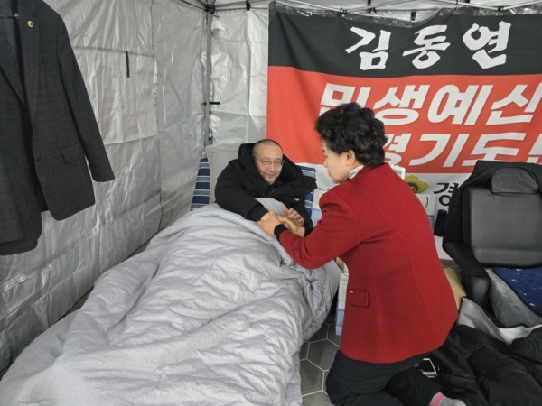 251204 남경순 의원, 민생예산 복원 단식 10일차 백현종 대표 찾아... 마음 무너진다, 도민 위한 절박한 외침에 응답하라.jpg