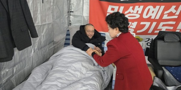 251204 남경순 의원, 민생예산 복원 단식 10일차 백현종 대표 찾아... 마음 무너진다, 도민 위한 절박한 외침에 응답하라.jpg