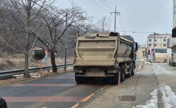 8-2. 용인특례시 고기동을 지나가는 공사차량의 모습.jpg