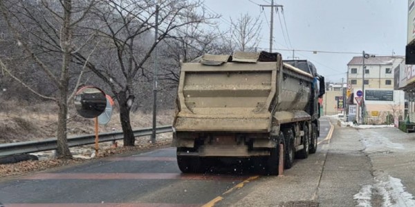 8-2. 용인특례시 고기동을 지나가는 공사차량의 모습.jpg