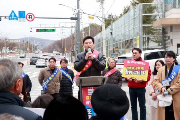 3-1. 이상일 용인특례시장은 6일 오전 수지구 성복동 일대에서 수지연대 주관으로 열린 ‘경기남부광역철도 조기 착공 촉구 걷기대회’에 참석했다..jpg