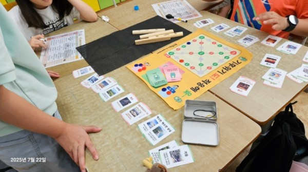 1. 용인특례시 기후변화체험교육센터가 자체 개발한 교구 기후위기도 적응해 윷.jpg