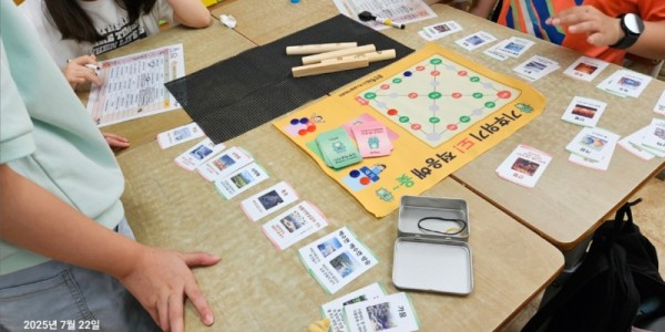 1. 용인특례시 기후변화체험교육센터가 자체 개발한 교구 기후위기도 적응해 윷.jpg