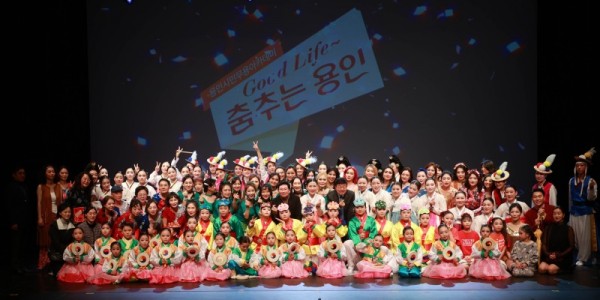 5-1. 이상일 용인특례시장이 6일 용인시평생학습관 큰어울마당에서 열린 ‘용인시무용아카데미 작품발표회’에서 수강생들과 기념사진 촬영을 하고 있다..jpg