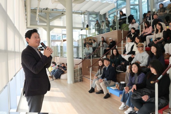 6-1. 이상일 용인특례시장이 7일 SERI PAK with 용인에서 열린 박세리 전 감독의 토크콘서트에 참석해 인사말을 하고 있다..JPG